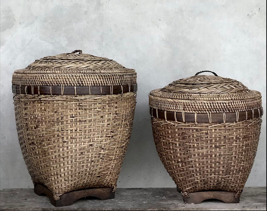 Brun kurv med låg, stor