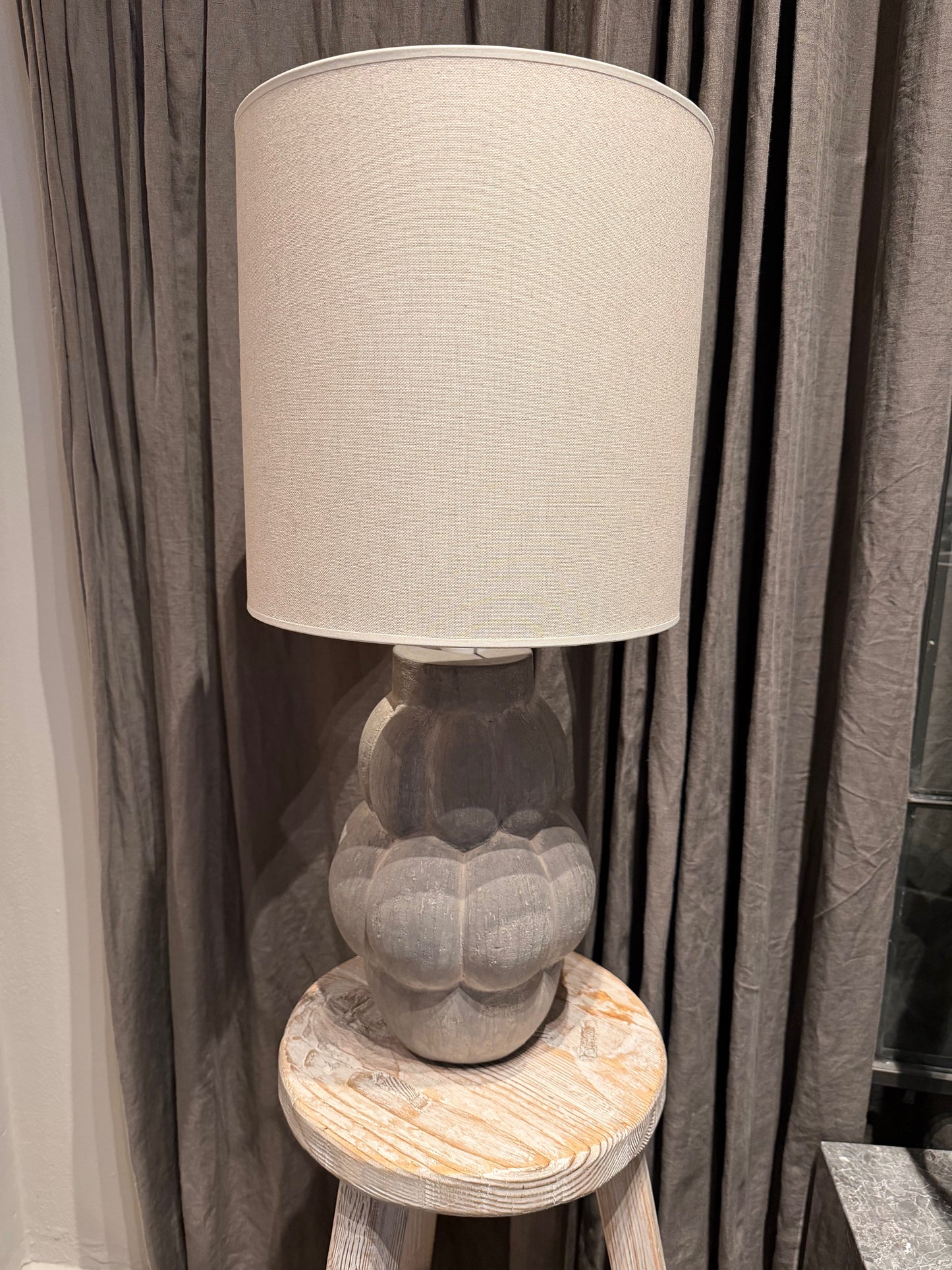 Grå stenlampe