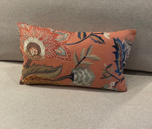 Broderet pude, coral