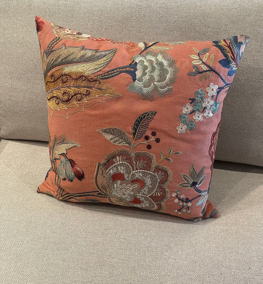 Broderet pude, coral