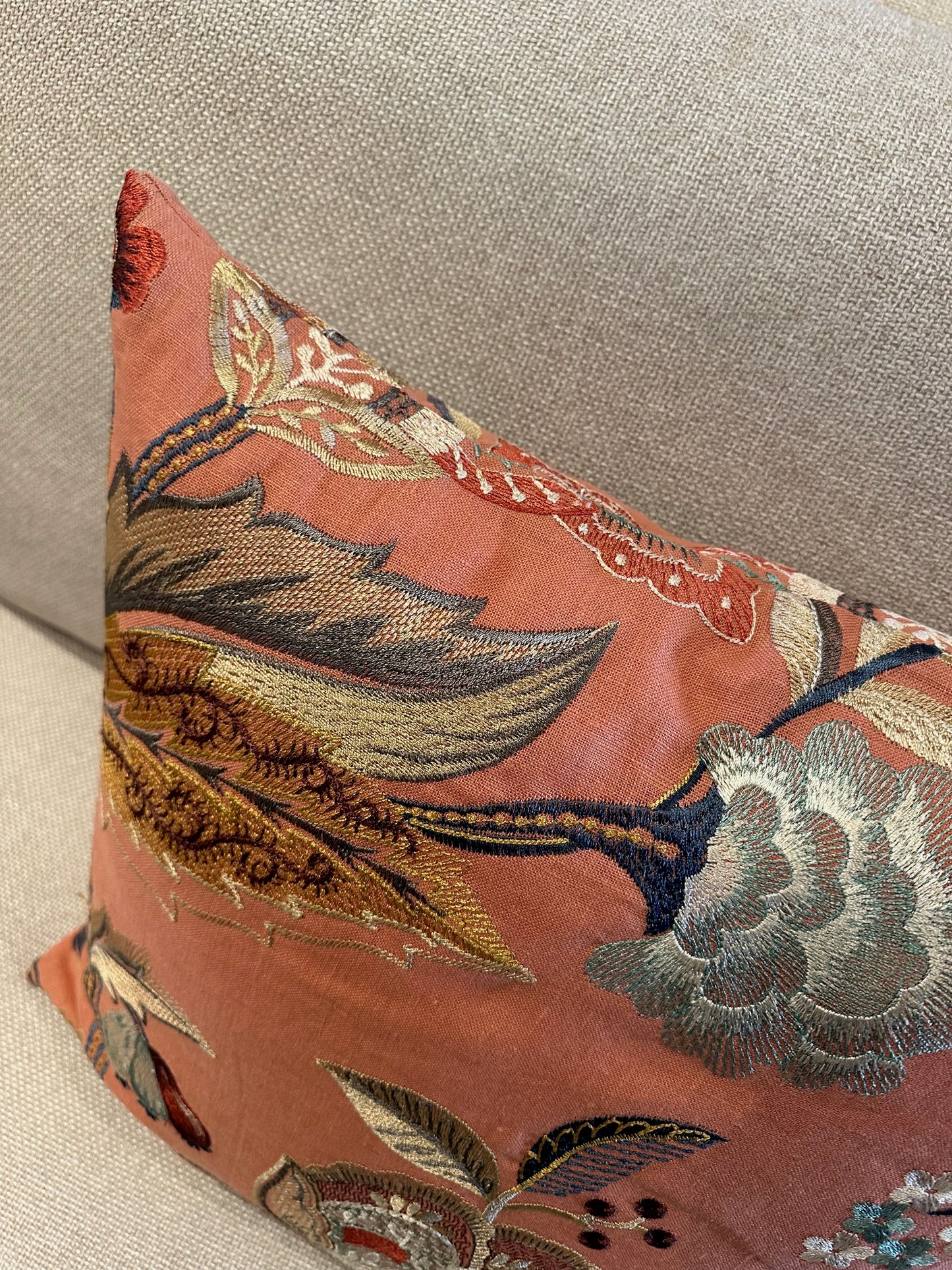 Broderet pude, coral