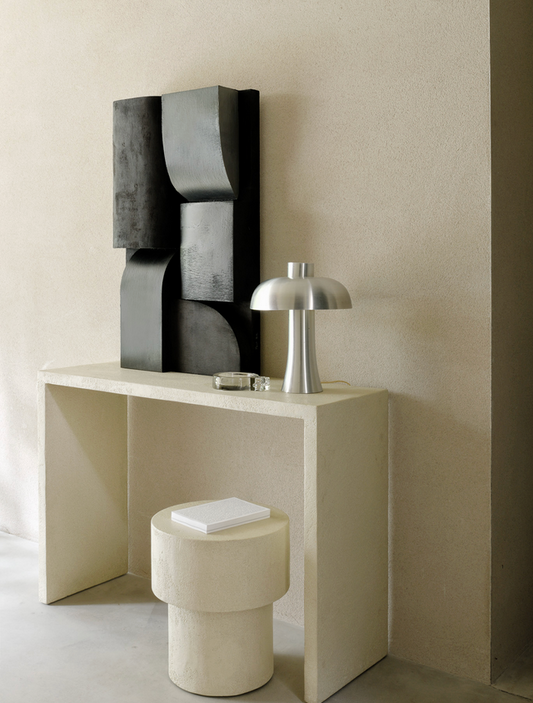 Konsolbord i cremefarvet mikrocement