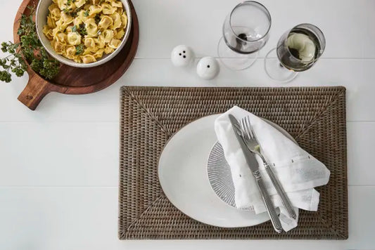 Dækkeserviet i flet