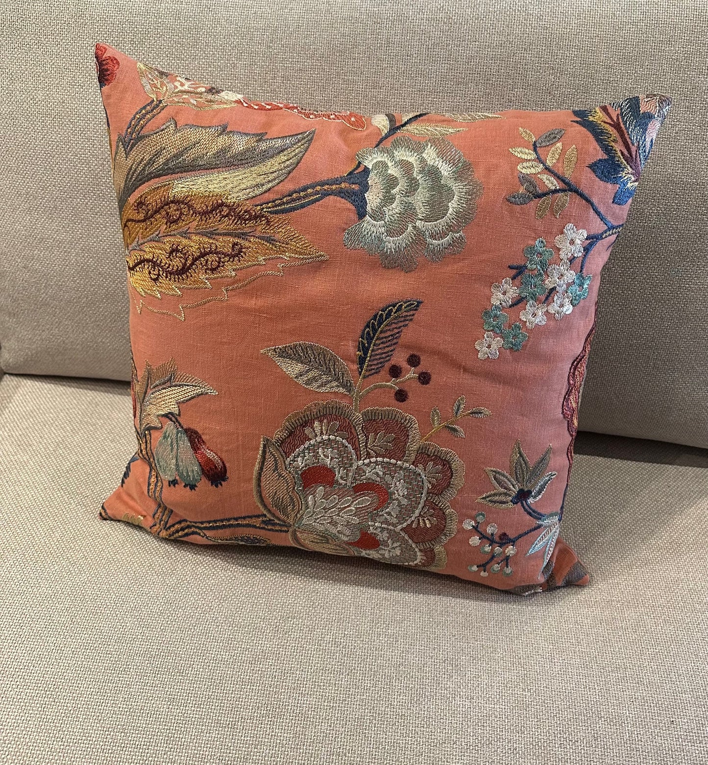 Broderet pude, coral