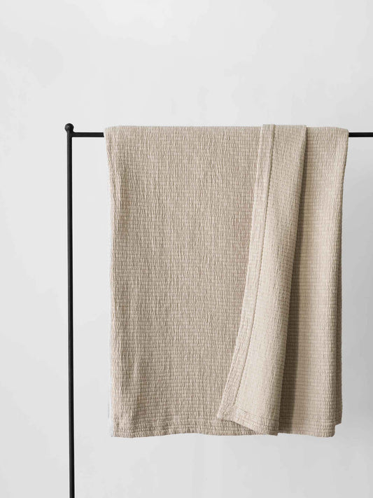 Sengetæppe, vaflet beige